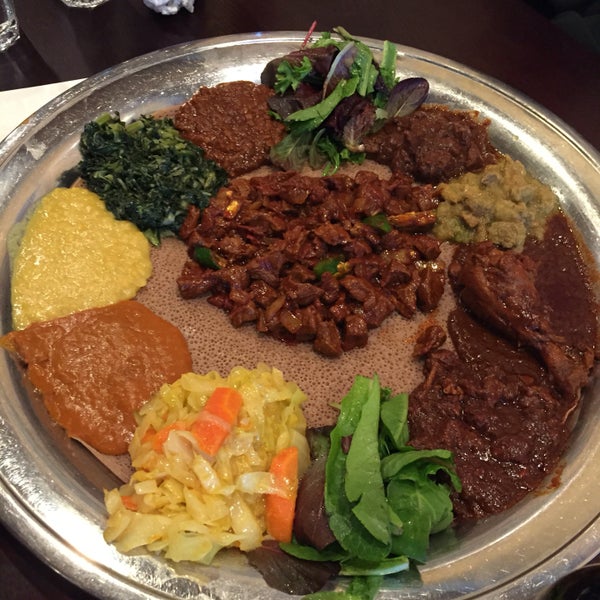 Foto tirada no(a) Walia Ethiopian Cuisine por Chongho L. em 7/1/2016
