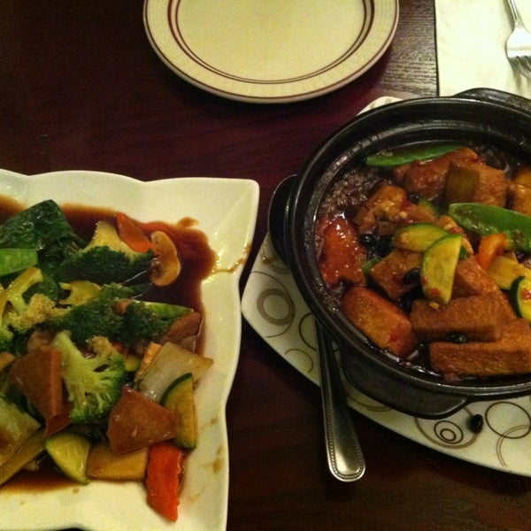 รูปภาพถ่ายที่ Garden Fresh Vegan Cuisine โดย Chongho L. เมื่อ 1/25/2013
