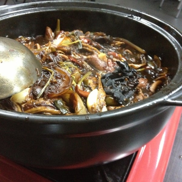 4/22/2013にMIAOLINGSがQi Wei Chicken Claypot 奇味鸡煲で撮った写真
