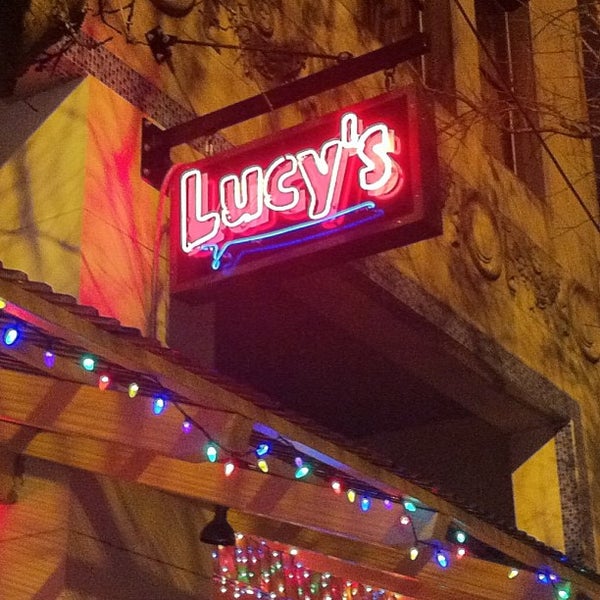 Foto tomada en Lucy&#39;s Retired Surfers Bar &amp; Restaurant  por Lennie A. el 2/9/2013