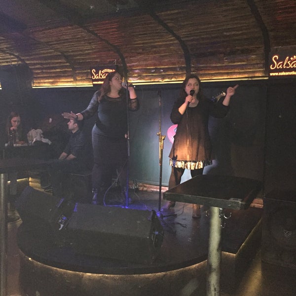 Foto tirada no(a) Salsanat Karaoke Bar por Black B. em 1/9/2016