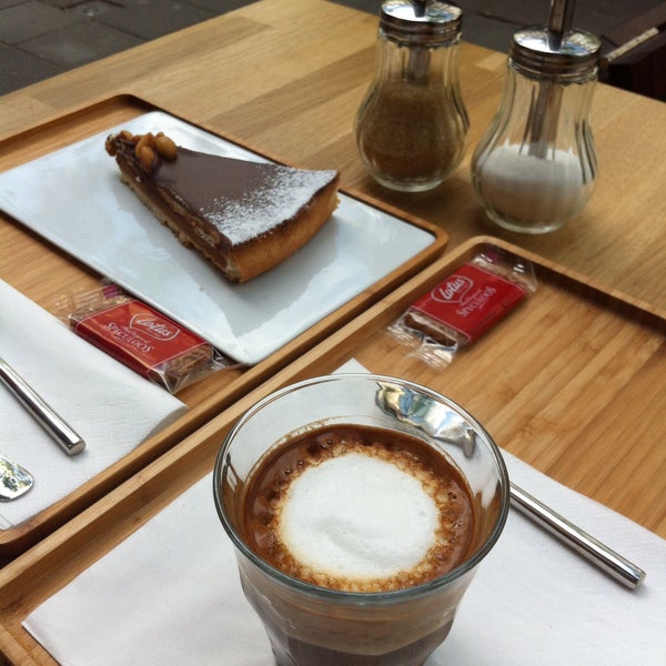 Foto tirada no(a) Yuka Espresso Bar por Martijn K. em 6/7/2015