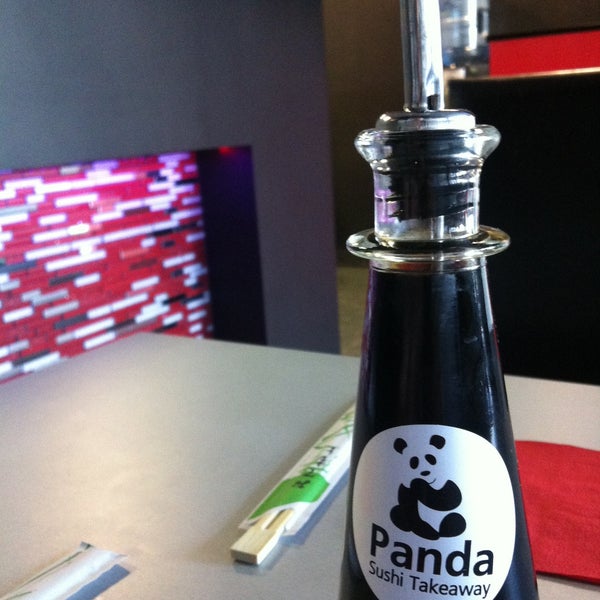 5/8/2013 tarihinde Cristoziyaretçi tarafından Sushi Panda Takeaway &amp; Sushicafe'de çekilen fotoğraf