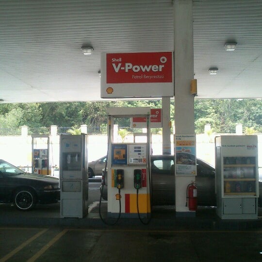 Photo taken at Shell by Faiz A. on 10/29/2012