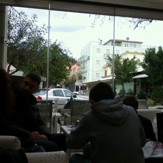 Photo taken at Platanos cafe bar by Mourelatou A. on 12/30/2012