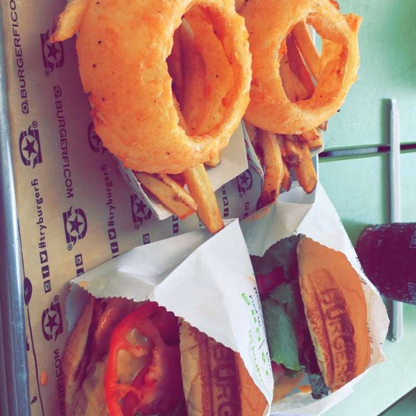 Foto diambil di BurgerFi oleh Mohammed pada 3/14/2018
