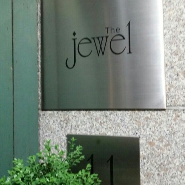 รูปภาพถ่ายที่ The Jewel Hotel โดย Eva E. เมื่อ 5/21/2016