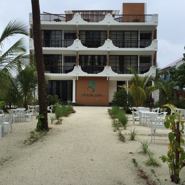Foto tomada en Crystal Sands Beach Hotel  por Nishan el 12/19/2014