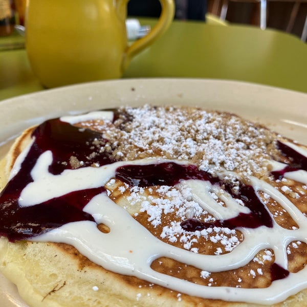 Photo taken at Snooze, an A.M. Eatery by Luis P. on 10/7/2019