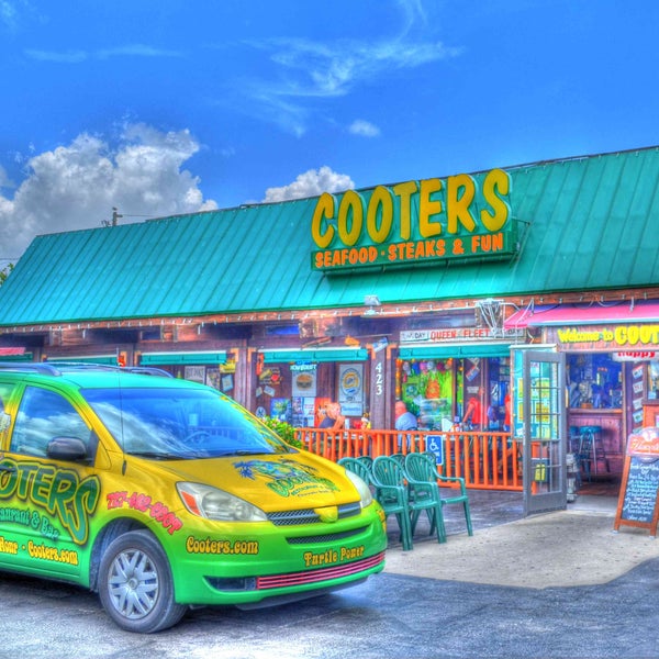 10/6/2016 tarihinde Cooters Restaurant &amp; Barziyaretçi tarafından Cooters Restaurant &amp; Bar'de çekilen fotoğraf