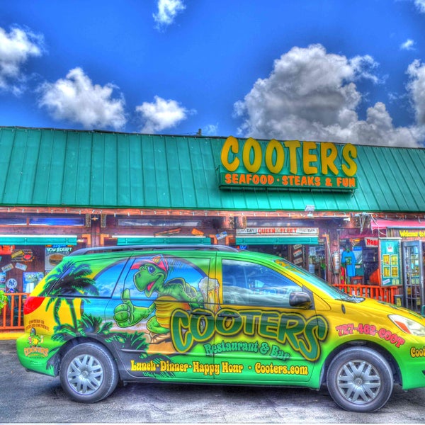 1/8/2014 tarihinde Cooters Restaurant &amp; Barziyaretçi tarafından Cooters Restaurant &amp; Bar'de çekilen fotoğraf