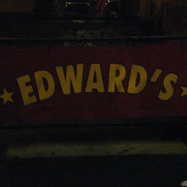 Foto scattata a Edward&#39;s Restaurant da Agus il 11/12/2012