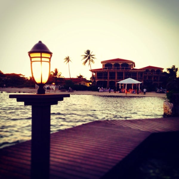 Foto diambil di Coco Beach Resort oleh Acxel M. pada 3/17/2014