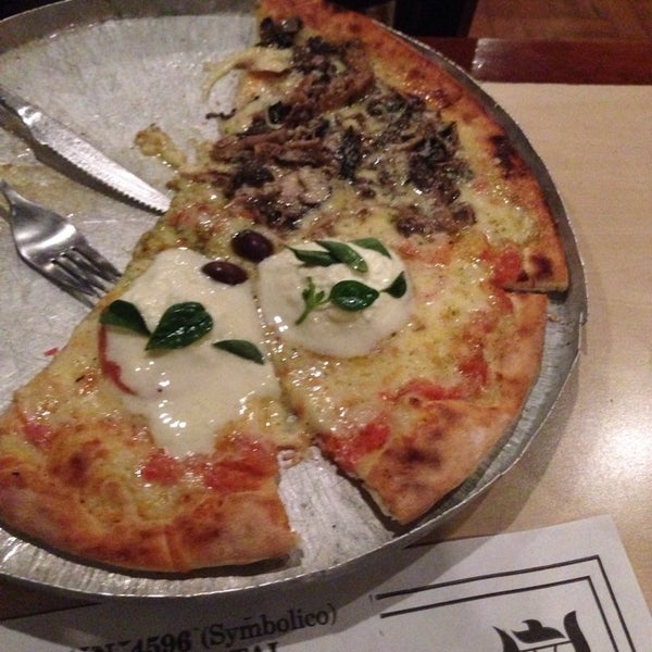 Das Foto wurde bei Prestíssimo Pizza Bar von Bruna am 6/15/2014 aufgenommen
