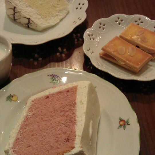Photo taken at Chiffon Cake 日式戚風專賣店 by Yifan Y. on 7/19/2013