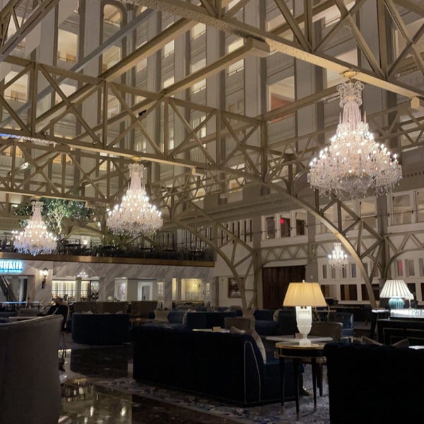 รูปภาพถ่ายที่ Trump International Hotel Washington D.C. โดย Faisal เมื่อ 1/18/2022