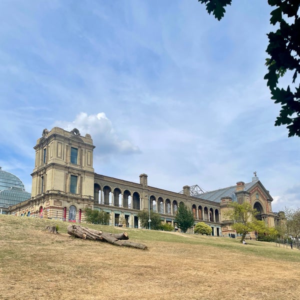 Foto tirada no(a) Alexandra Palace por Gökçe R. em 7/28/2022