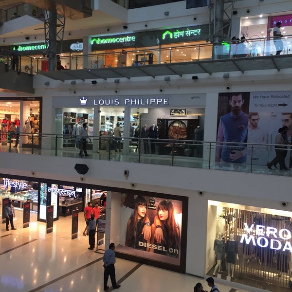 รูปภาพถ่ายที่ Oberoi Mall โดย ╭♥ŠůÞ｡Ÿ⭕♥╮ Ÿ. เมื่อ 9/14/2017