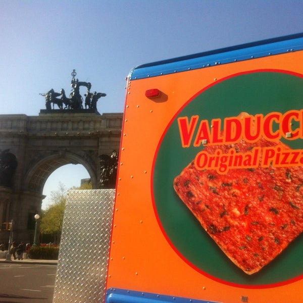 Foto tirada no(a) Valducci&#39;s Pizza and Catering por joe b. em 5/5/2013