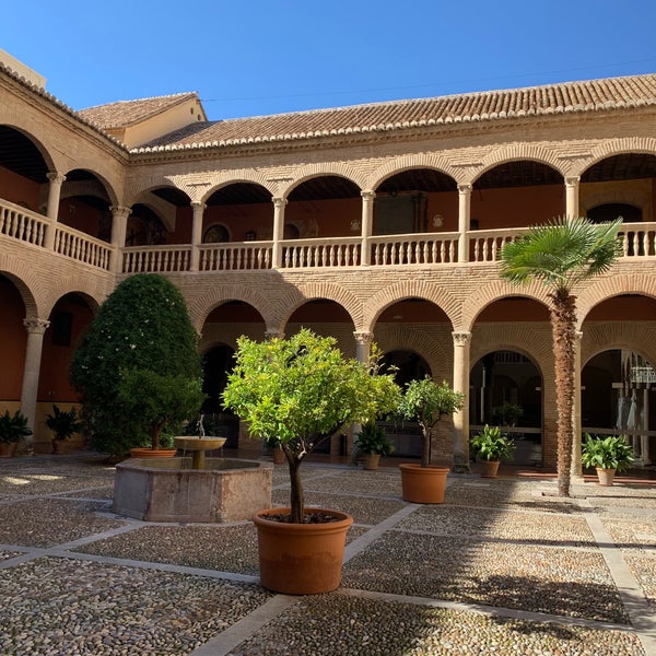 Foto diambil di Hotel Palacio de Santa Paula oleh joe b. pada 11/4/2018