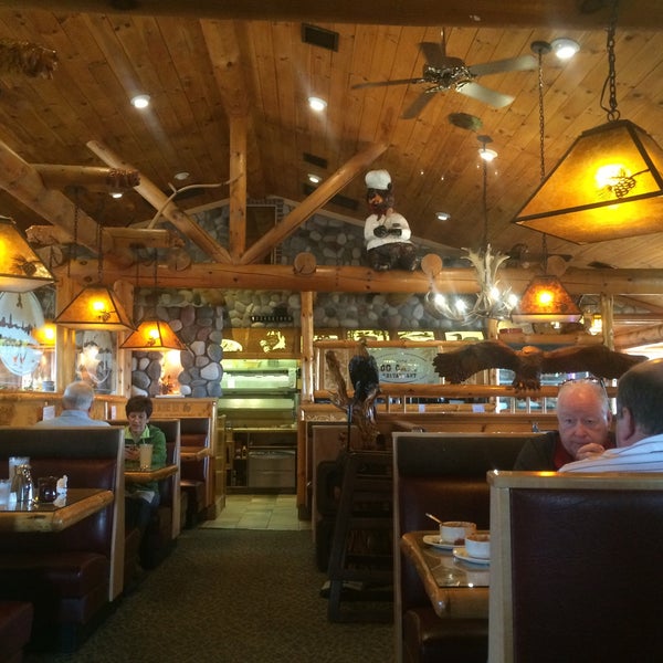 Foto tirada no(a) Log Cabin Family Restaurant por Kyann L. em 3/13/2015
