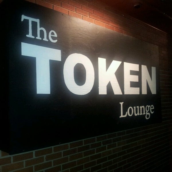Foto tirada no(a) Token Lounge por Quommi D. em 3/2/2013