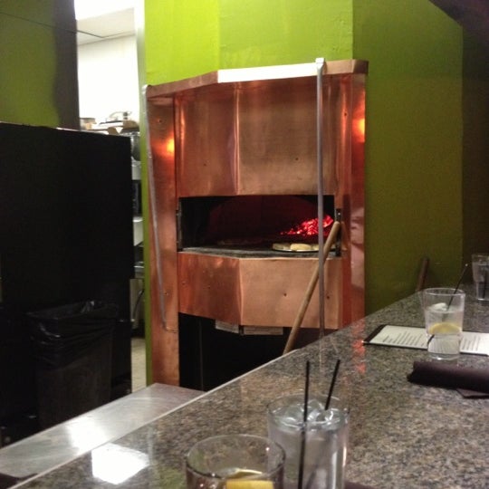 Das Foto wurde bei GreenFire Restaurant Bar &amp; Bakery-Woodfire Pizza von Michelle am 10/6/2012 aufgenommen