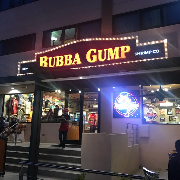 Photo taken at Bubba Gump Shrimp Co. by Azul B. on 3/12/2018