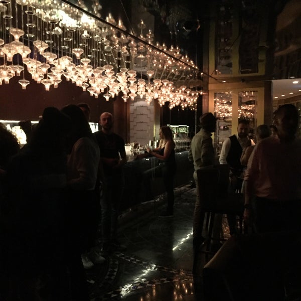 Foto diambil di Long Bar oleh ⚜️🔱Matild🔱⚜️⚜️ pada 3/9/2019