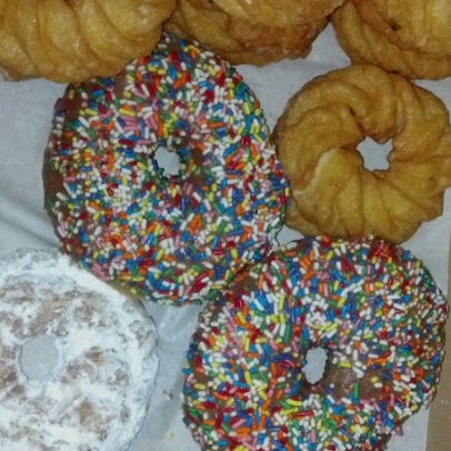 รูปภาพถ่ายที่ Original House of Donuts โดย Amy B. เมื่อ 9/18/2012