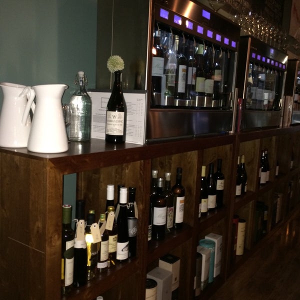 Das Foto wurde bei The Tasting Table Wine Shop von Asko M. am 5/9/2014 aufgenommen