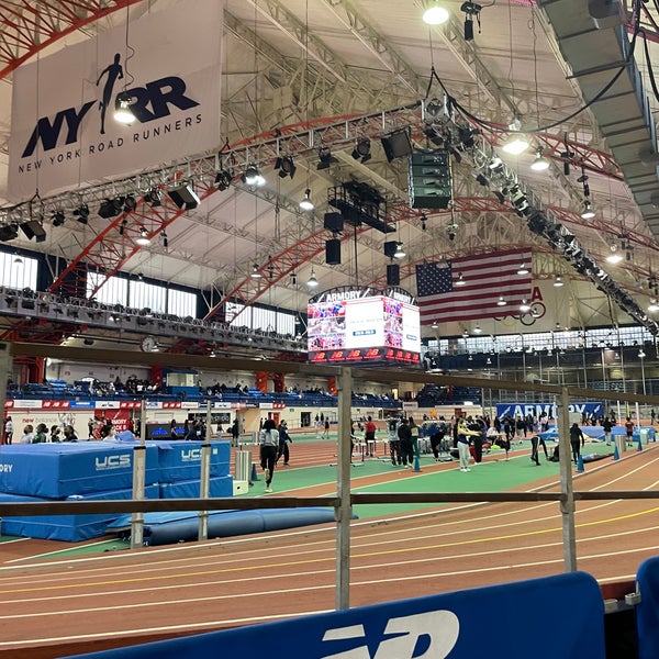 3/6/2022 tarihinde Ian T.ziyaretçi tarafından Nike Track &amp; Field Center at The Armory'de çekilen fotoğraf