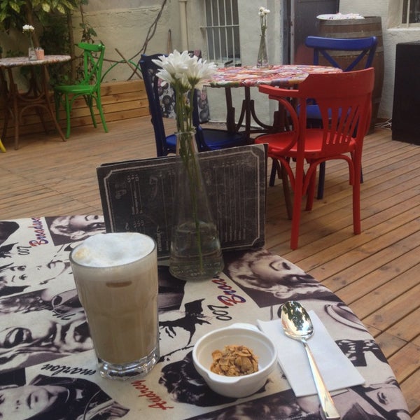 7/5/2015 tarihinde Bade D.ziyaretçi tarafından Eski Moda Coffee'de çekilen fotoğraf