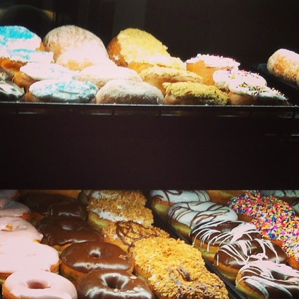 Foto tirada no(a) YoYo Donuts &amp; Coffee Bar por Lisa G. em 1/20/2013