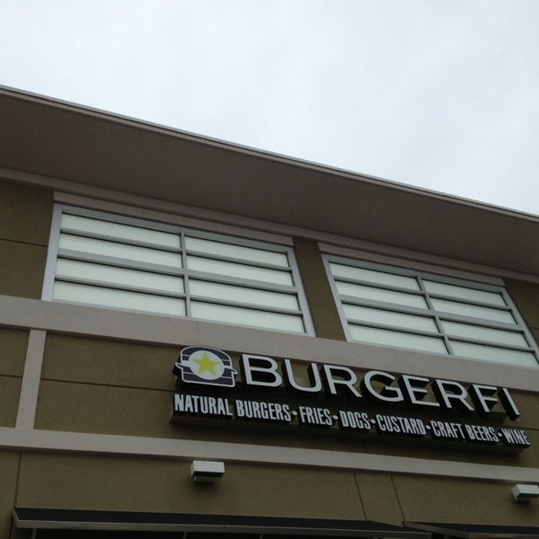 รูปภาพถ่ายที่ BurgerFi โดย Mark H. เมื่อ 1/3/2013
