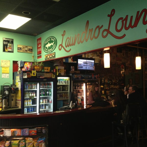 รูปภาพถ่ายที่ The Soapbox Laundro Lounge โดย Mark H. เมื่อ 2/2/2013