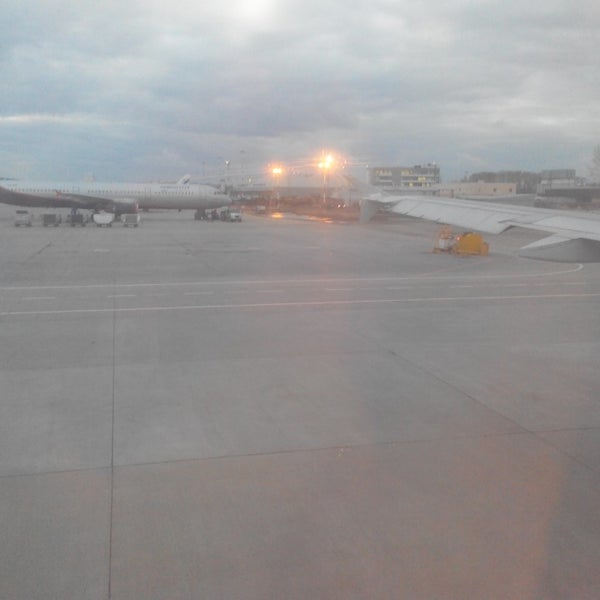 U6 москва екатеринбург. Airbus a320 уральские авиалинии. Ред вингс в кольцово. Самолет u6 225. E1 московская екатеринбург 190.