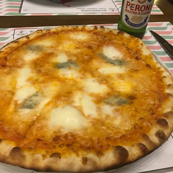 4 peynirli pizza 🍕. Hem işletme sahibi çok keyifli hem de pizzaları oldukça başarılı.