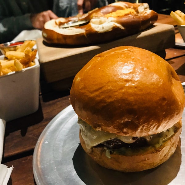 Foto tomada en Stout Burgers &amp; Beers  por りょんりょん el 11/28/2019