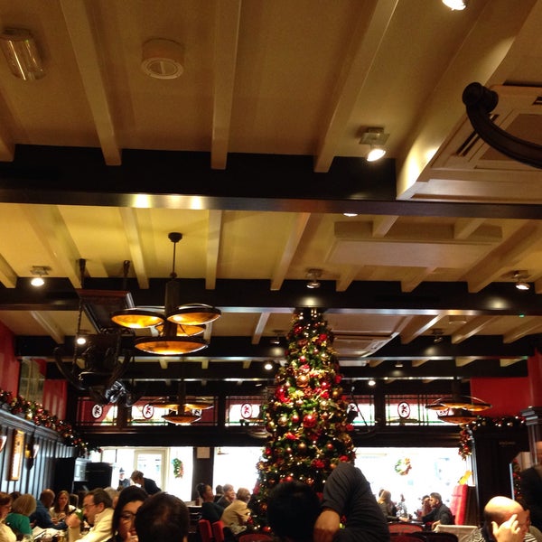 Foto tirada no(a) Restaurant De Roode Leeuw por Mya D. em 12/28/2014