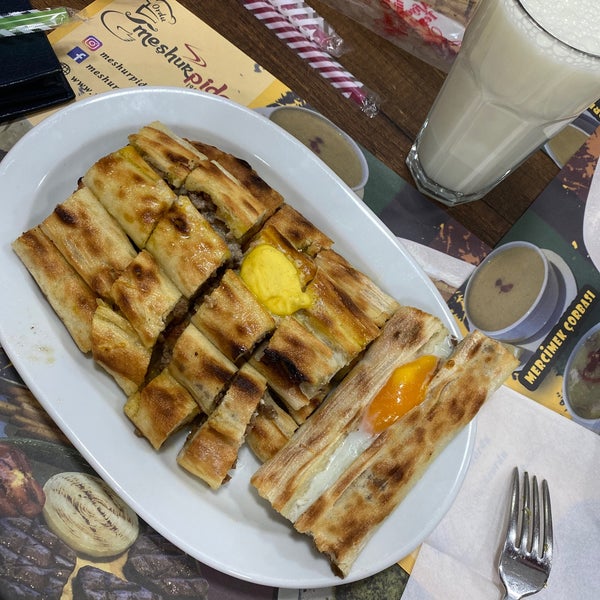 รูปภาพถ่ายที่ Meşhur Pide Restaurant โดย _Emrah🔹 เมื่อ 7/17/2021