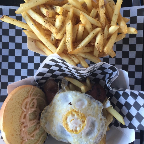Das Foto wurde bei Blue Moon Burgers Fremont von Luis D. am 10/1/2015 aufgenommen