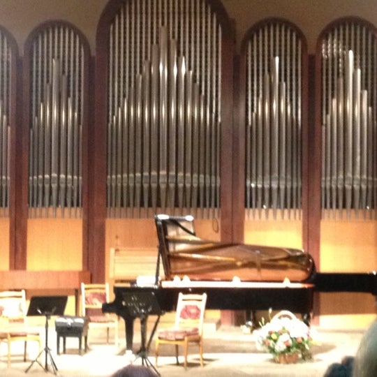 รูปภาพถ่ายที่ Зал органной и камерной музыки имени Алисы Дебольской / Music Hall of Alisa Debolskaya โดย Эдуард К. เมื่อ 4/26/2013