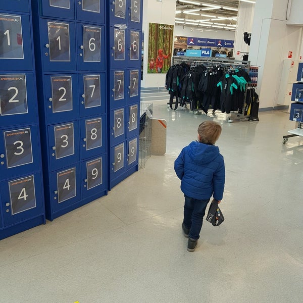 Спортмастер балашиха. Спортмастер Балашиха фото. В спортмастере нужны охранники или нет. Сотрудники Спортмастера Балашиха фото.