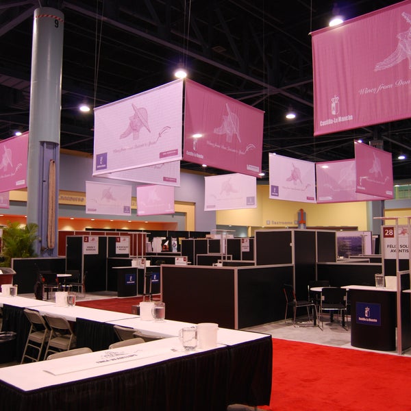 Have an upcoming trade show, store opening or other conference? Let us make your display, stand or booth combining your imagination with our labor and just a pinch of creativity!
