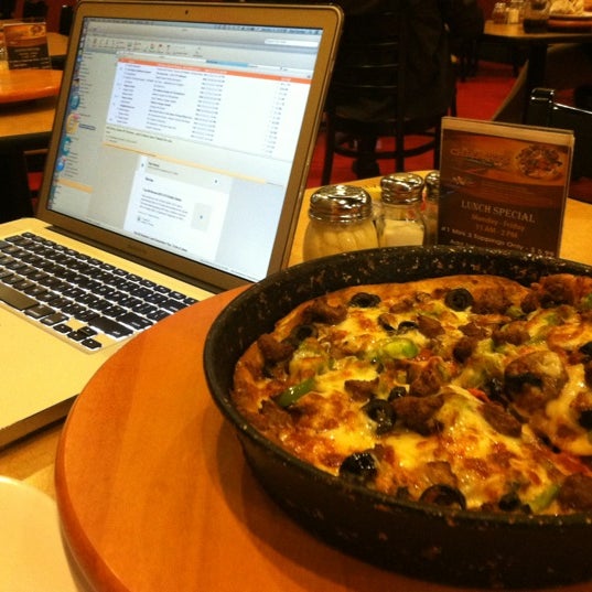 Das Foto wurde bei Classic Chicago&#39;s Gourmet Pizza von Paul F. am 12/13/2012 aufgenommen