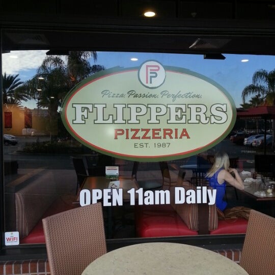 Foto tomada en Flippers Pizzeria  por Evelin S. el 2/5/2013