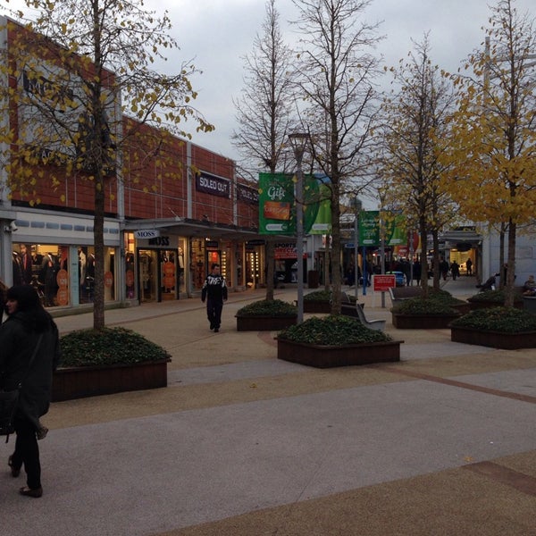 Photo taken at Junction 32 Outlet Shopping Village by Lisette on 11/17/2013