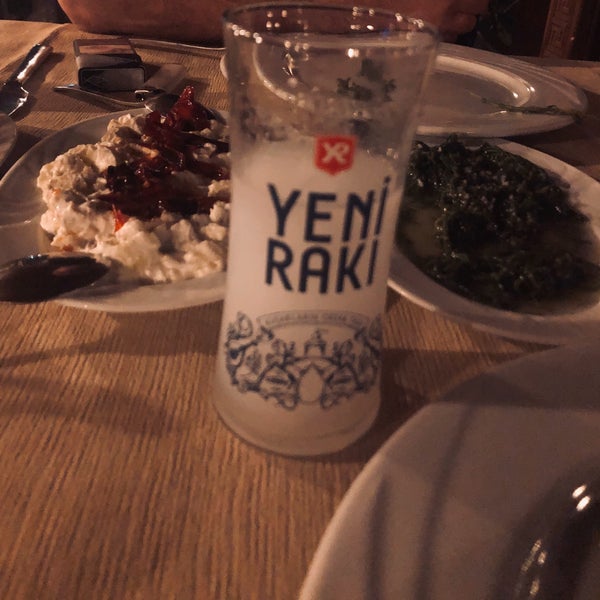 Снимок сделан в Körfez Aşiyan Restaurant пользователем Cemre Melisa Özdemir 11/9/2019