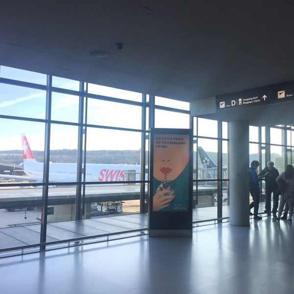 Foto diambil di Bandar Udara Zürich (ZRH) oleh Theeraporn K. pada 4/6/2018